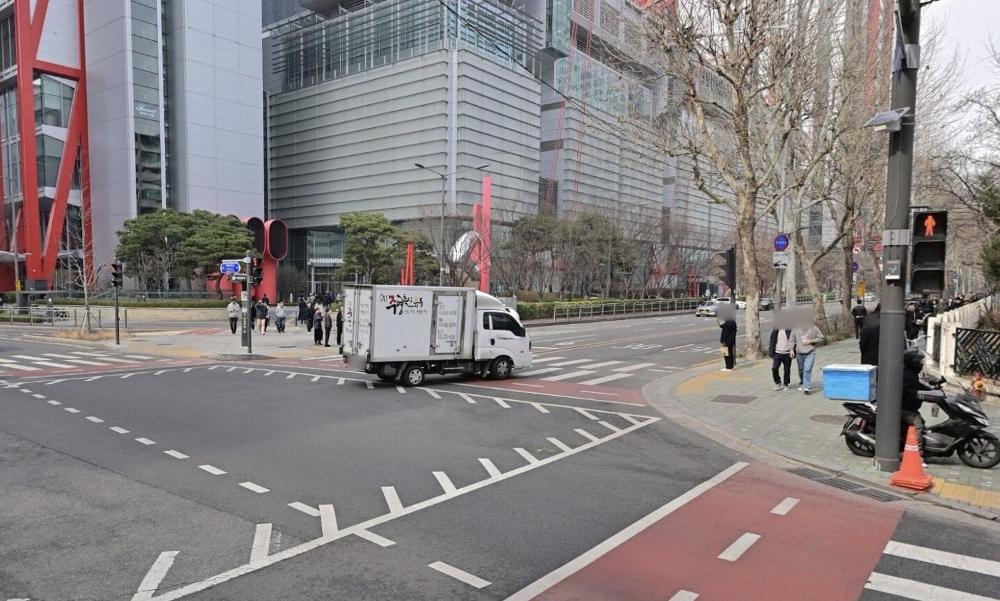 Turn right here, at Gongjak Apartments (공작아파트).