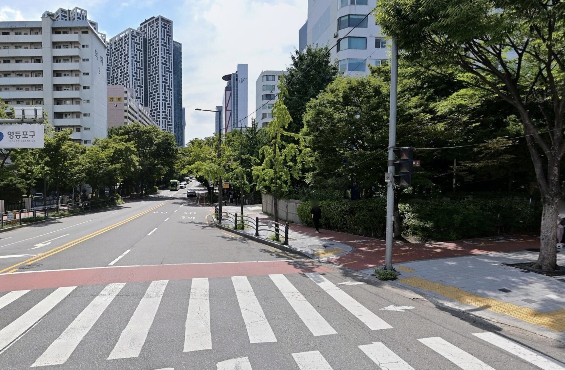 Head straight toward Seoul Apartments (서울아파트).
