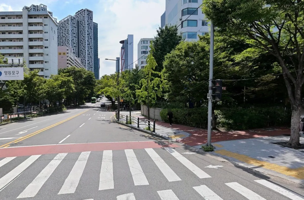Head straight toward Seoul Apartments (서울아파트).