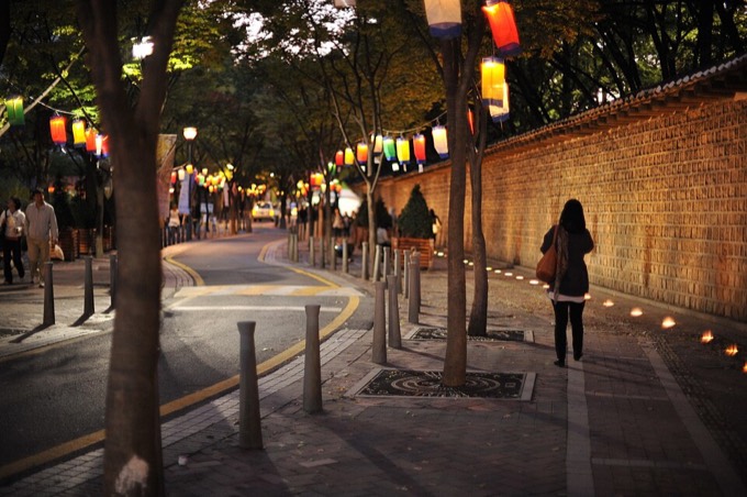 DEOKSUGUNG STONEWALL WALKWAY