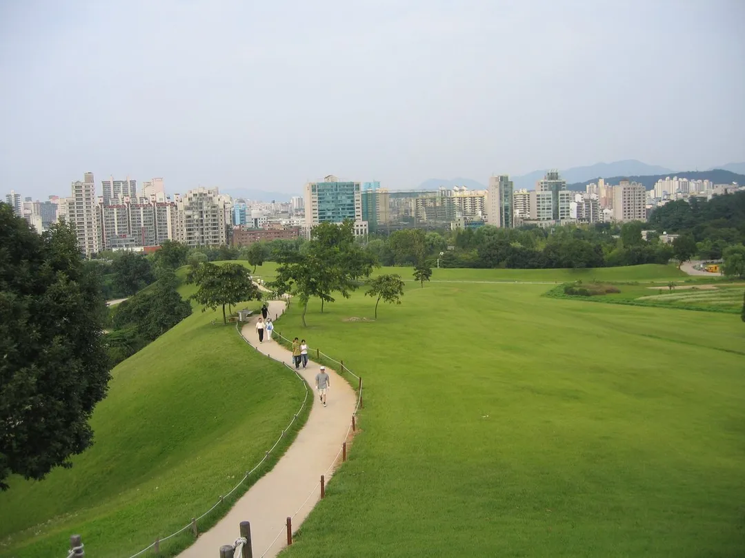 Mongchontoseong Station area