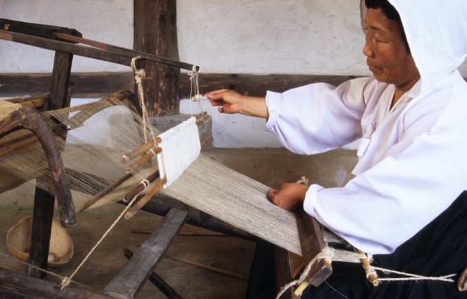 Weaving of Mosi (fine ramie) in the Hansan Region